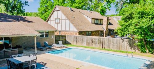 South Tulsa House | Heart of Tulsa, pool, game room, Sleeps 8