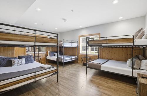 Pigeon Forge Apartment | Hearthstone Lodge- 4 Private UnitsKing BedsPatio
