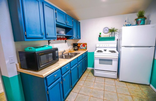 Eddyville Cottage | Heartland Holiday Bungalow - Secluded cabin: 1BR (2Q), 1BA (shower), LR, kitchen, patio, fire pit.