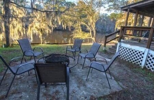 Karnack House | Hearts Cottage Waterfront Caddo Big Cypress River