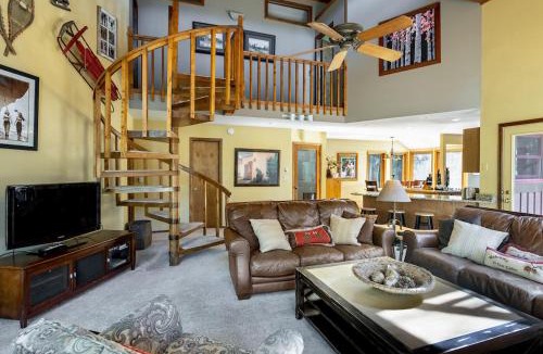 Baldy Mountain House | Heartstone Hideaway Home: Hot Tub, Dog Friendly
