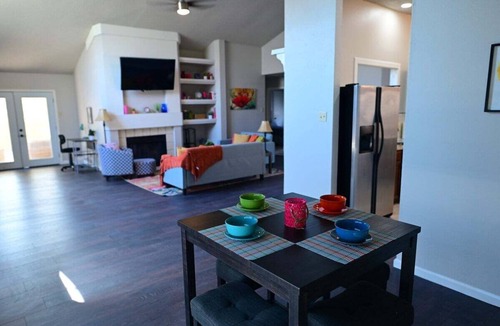 Ventura House | Heated 3BR Furnished WiFi Laundry Fort Sam w/Wi-Fi & W/D