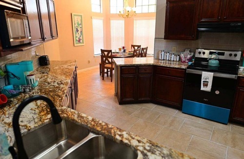 Ventura House | Heated 3BR Furnished WiFi Laundry Fort Sam w/Wi-Fi & W/D