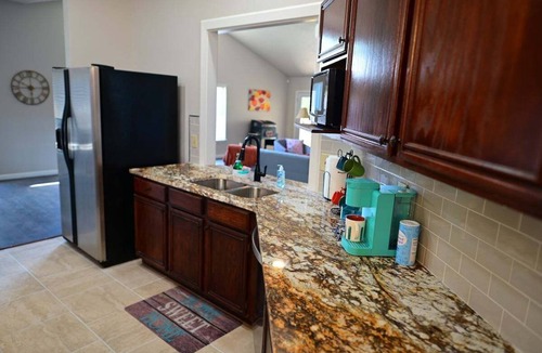 Ventura House | Heated 3BR Furnished WiFi Laundry Fort Sam w/Wi-Fi & W/D