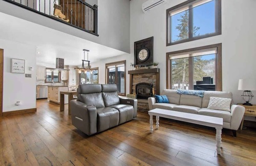 Notre-Dame-de-la-Salette Ski Chalet | Heated Pool*Hot tub*Golf - Family Cottage on Lac de l'Argile