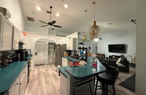 Venice Gardens House | Heated & Caged Pool｜9 Min to Beach｜Kids' Zone｜New Listing！