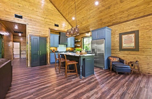 Broken Bow Cabin | Heated & Chilled Pool! | Pickleball | Hot Tub