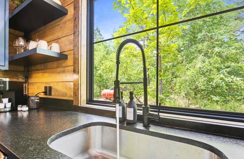 Broken Bow Cabin | Heated & Chilled Pool! | Pickleball | Hot Tub
