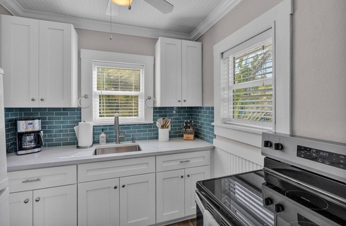Bay Esplanade House | Heated POOL- 2 Houses to BEACH- Coastal Upper Unit