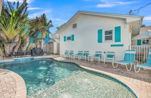 Bay Esplanade House | Heated POOL- 2 Houses to BEACH- Coastal Upper Unit
