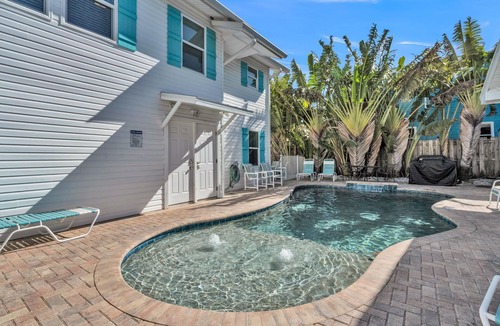 Bay Esplanade House | Heated POOL- 2 Houses to BEACH- Coastal Upper Unit