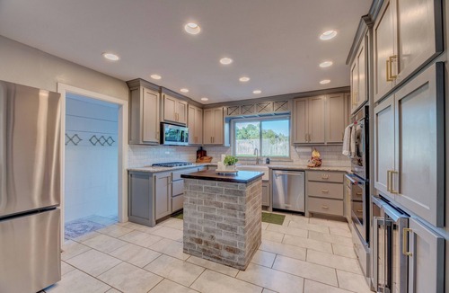 Norman House | Heated Pool, 3 King Bedrooms- 2 Suites, Sleeps 14, Private Backyard Near OU
