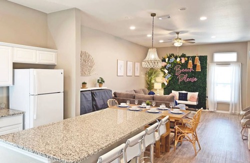 Corpus Christi Villa | Heated Pool · 5 Minute Walk to Whitecap Beach · Balcony · Charcoal Grill