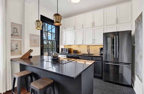 Savannah Victorian District Condo | Heated Pool Access, Luxe Forsyth Condo