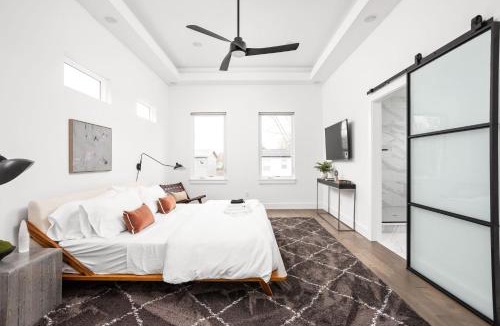 Fountain Square House | Heated Pool-Chefs Kitchen-Hot Tub-EV Charging-BBQ