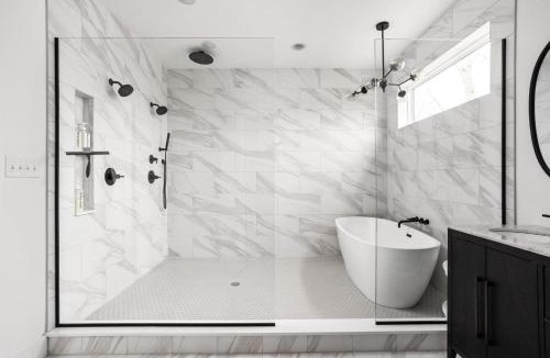 Fountain Square House | Heated Pool-Chefs Kitchen-Hot Tub-EV Charging-BBQ