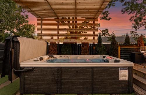 Fountain Square House | Heated Pool-Chefs Kitchen-Hot Tub-EV Charging-BBQ