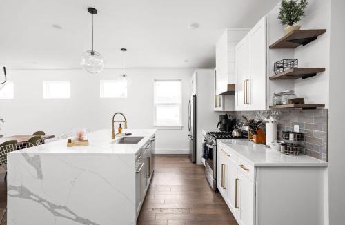 Fountain Square House | Heated Pool-Chefs Kitchen-Hot Tub-EV Charging-BBQ