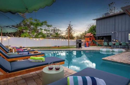 Clearwater House | Heated Pool Fire Pit BBQ Mini Golf + Bowling