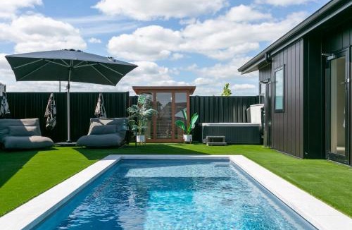 Nukuhau House | Heated Pool Gym Sauna Hot Tub