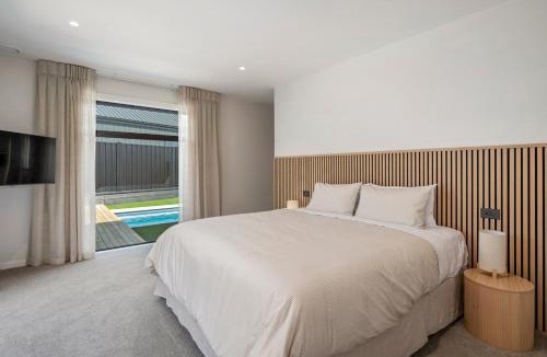 Nukuhau House | Heated Pool Gym Sauna Hot Tub