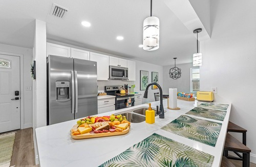 Carrollwood Bed & Breakfast | Heated Pool+Hot Tub 4BR Tampa Family Game Oasis