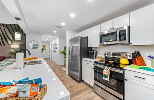 Carrollwood Bed & Breakfast | Heated Pool+Hot Tub 4BR Tampa Family Game Oasis