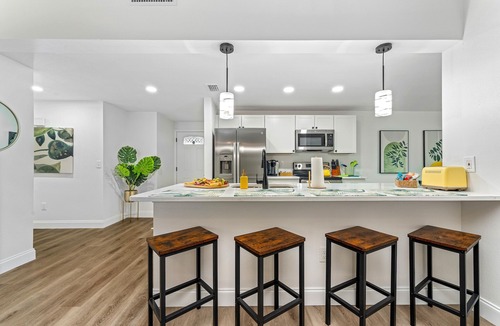 Carrollwood Bed & Breakfast | Heated Pool+Hot Tub 4BR Tampa Family Game Oasis