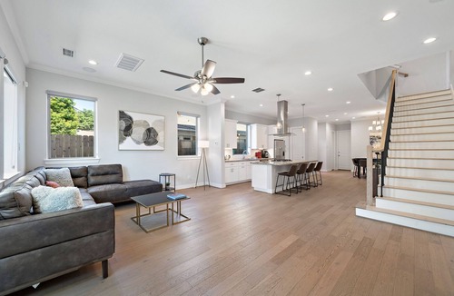 Montrose House | Heated Pool. Hot Tub. King Beds. Backyard W/Grill. 2 Living Rooms. Garage