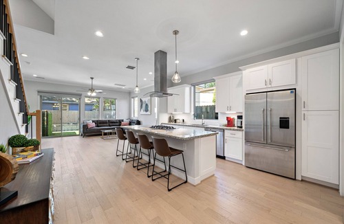 Montrose House | Heated Pool. Hot Tub. King Beds. Backyard W/Grill. 2 Living Rooms. Garage