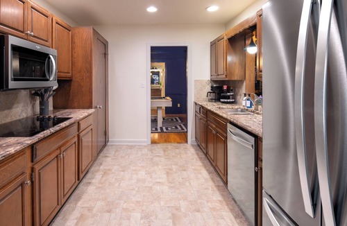 Tulsa House | Heated Pool ~ Hot tub ~ Pickleball ~ Putt Putt ~ Game Room ~ Fire Pit ~ Bowling