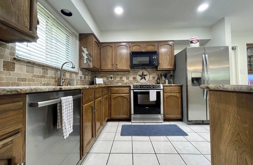 Hidden Forest House | Heated pool & hot tub close to six flags!n