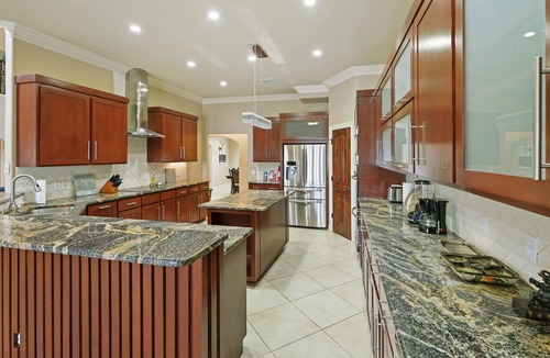 South Side House | Heated Pool + Hot Tub + 7 BR + 3 Kings + 20 min Beach + DT + BBQ + Pool Table