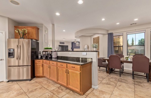 Camelback East House | Heated pool, jacuzzi, Fast Wifi, Pac Man, Fire Pit, BBQ, Sleeps 14!