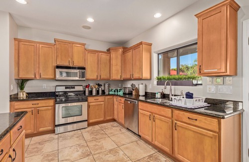 Camelback East House | Heated pool, jacuzzi, Fast Wifi, Pac Man, Fire Pit, BBQ, Sleeps 14!