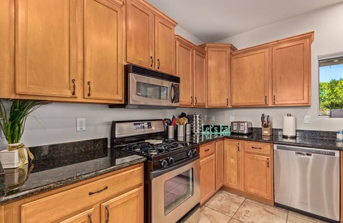 Camelback East House | Heated pool, jacuzzi, Fast Wifi, Pac Man, Fire Pit, BBQ, Sleeps 14!