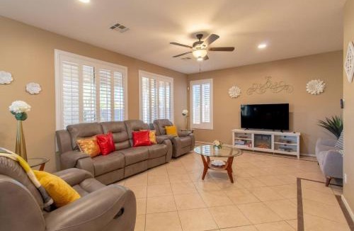 Tamaron House | Heated Pool Mini Golf Huge Backyard King Bed