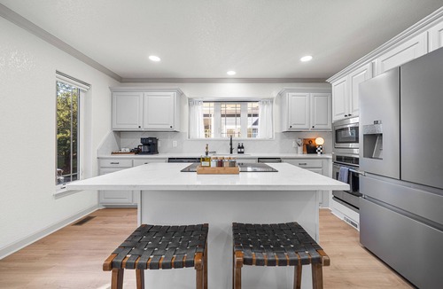 Mid America House | Heated Pool! MiniGolf! Hot Tub! Fire Pit! Lakefront!