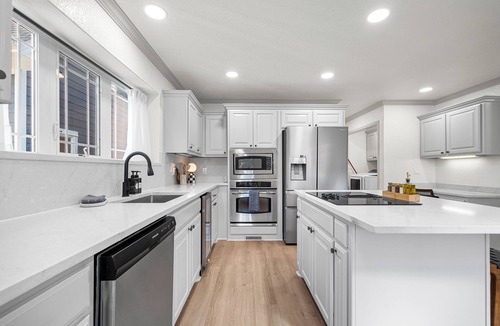 Mid America House | Heated Pool! MiniGolf! Hot Tub! Fire Pit! Lakefront!