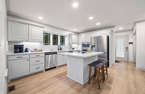 Mid America House | Heated Pool! MiniGolf! Fire Pit! Hot Tub! Lake!
