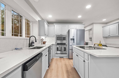 Mid America House | Heated Pool! MiniGolf! Fire Pit! Hot Tub! Lake!
