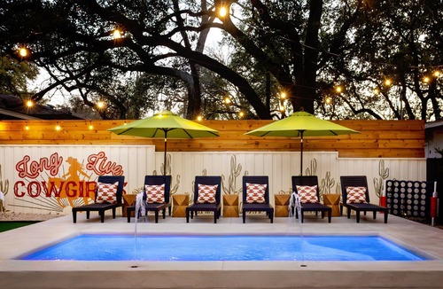 Galindo House | Heated Pool, MiniGolf, Karaoke, Game Room, Spa, 2mi to DT - SoCo Cowgirl