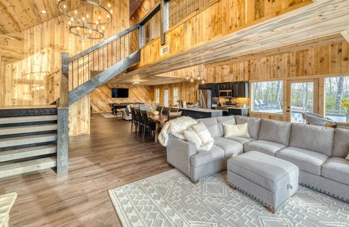 Mineral Bluff Cabin | Heated Pool * MTN Views * Fireplace * Hot Tub