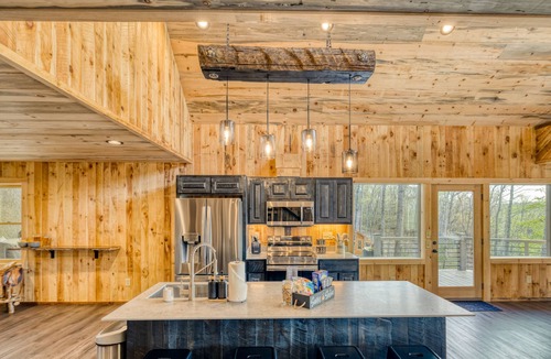 Mineral Bluff Cabin | Heated Pool * MTN Views * Fireplace * Hot Tub
