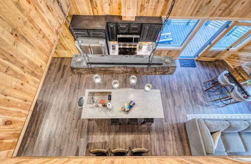 Mineral Bluff Cabin | Heated Pool * MTN Views * Fireplace * Hot Tub