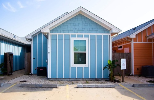 Corpus Christi House | HEATED POOL! PET FRIENDLY! Cozy Cottage by the Sea
