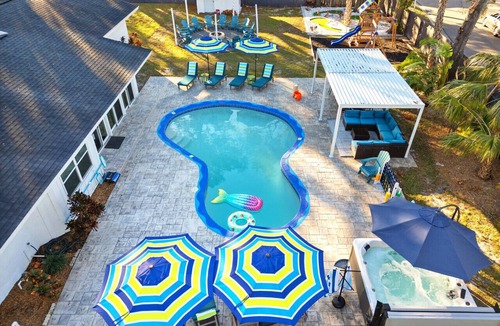 Town N County Park House | Heated Pool, Pickleball, basketball, putting green -3 King beds