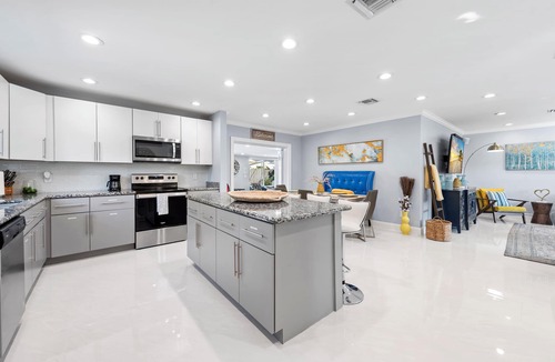 Central Corals House | Heated Pool! Ping-Pong+Close To Beach & Shops!