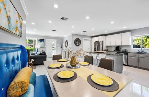 Central Corals House | Heated Pool! Ping-Pong+Close To Beach & Shops!