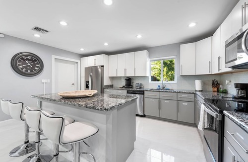 Central Corals House | Heated Pool! Ping-Pong+Close To Beach & Shops!